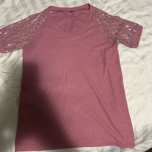 Women’s lace sleeved tee